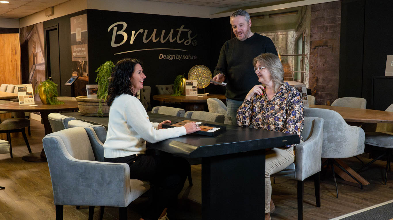 UrbanSofa Bruuts Brand Store Verschoor Wonen Sliedrecht Bruuts eettafel LiveEdge houtstalen