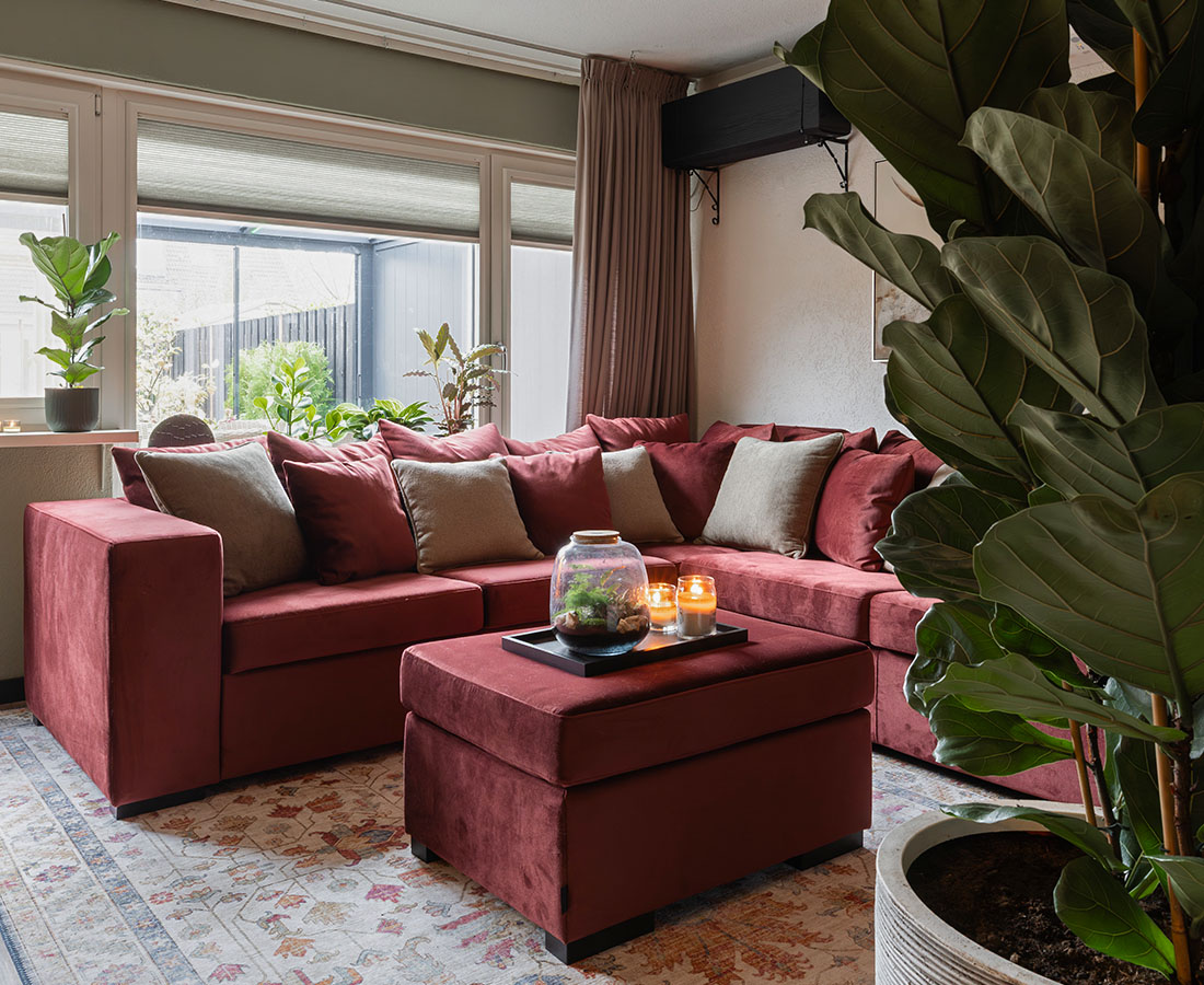 GTV AFL 13 UrbanSofa Bodhi Hoekbank en Hocker in Satin Merlot Home Slider