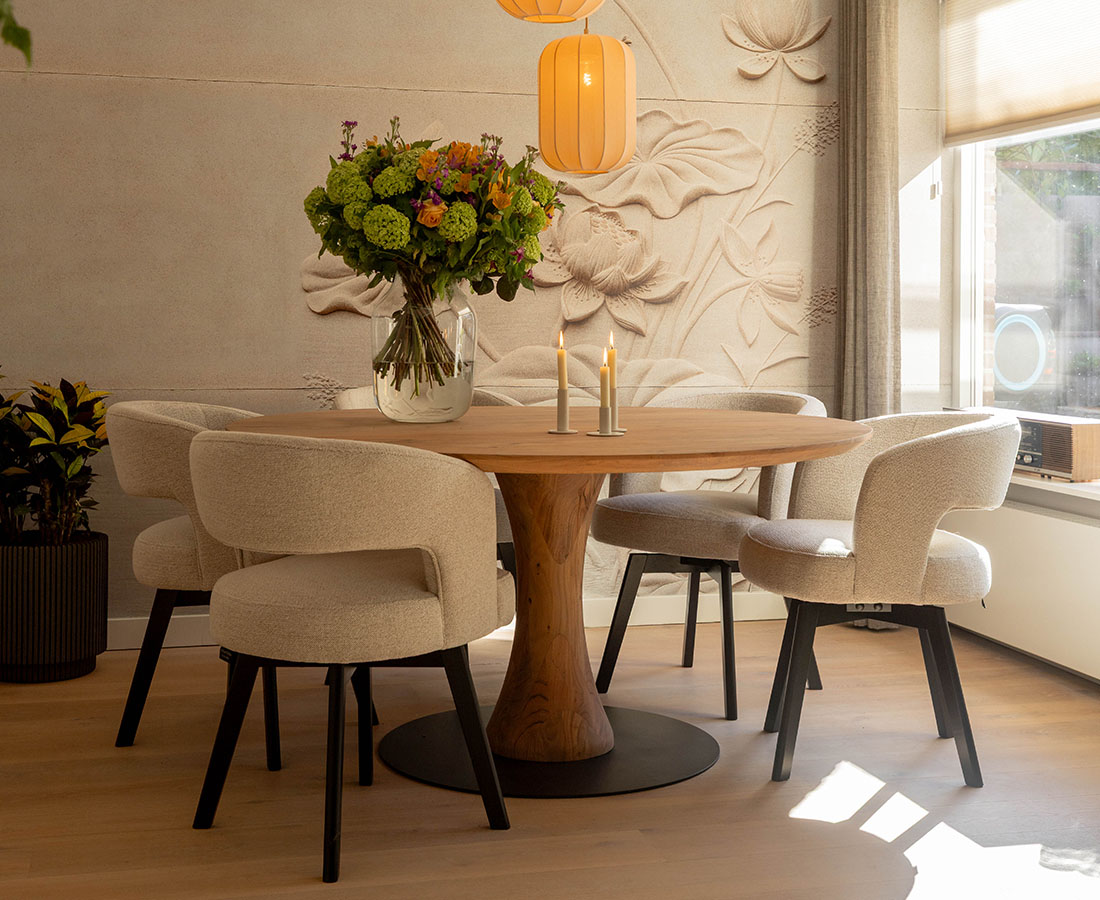 GTV AFL 27 UrbanSofa Lois eetkamerstoelen Mulberry Sand Bruuts eettafel rond rechte rand en vase leg Home Slider