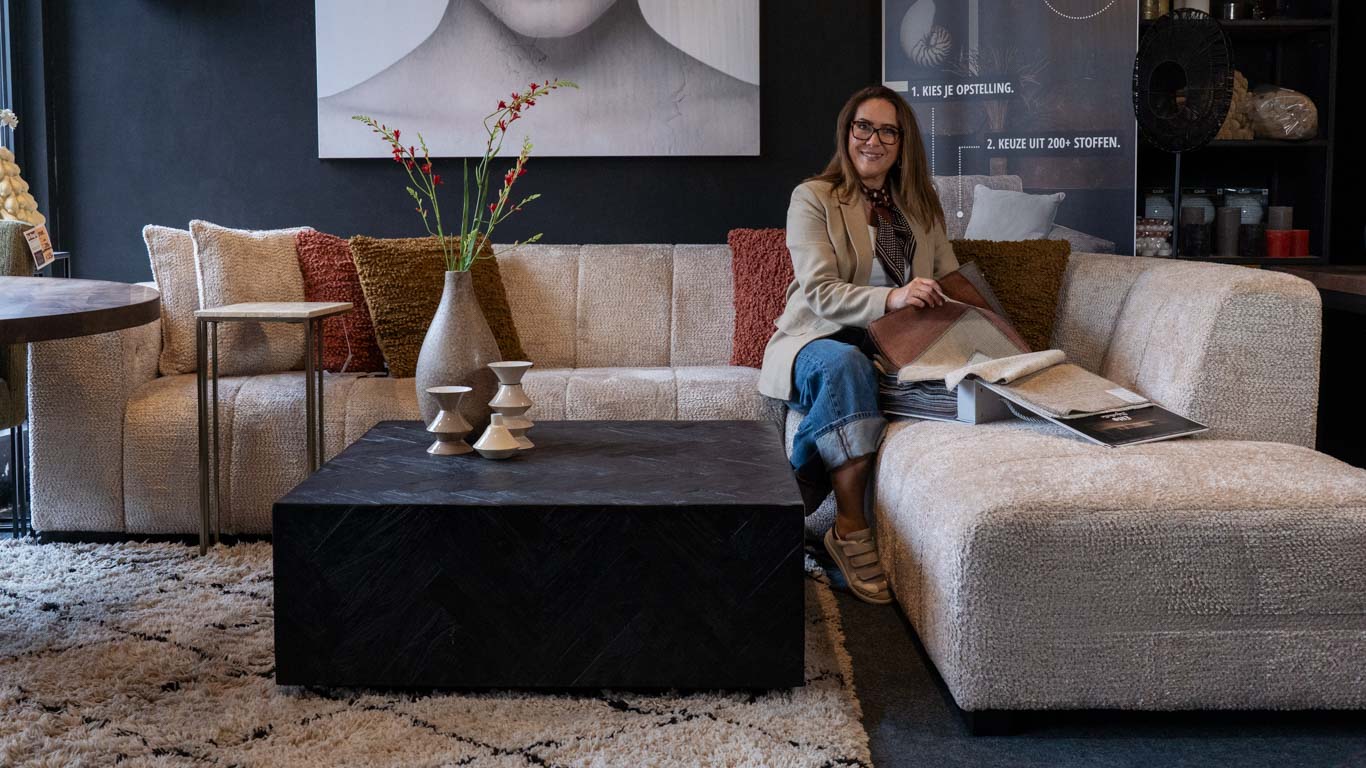 UrbanSofa Bruuts Brand Store Singel Meubelen Purmerend Pascalle hoekbank stalenboeken