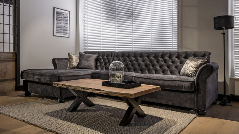 UrbanSofa-Calmont-Loungebank-Vienna-Antracite-Live-Edge-Salontafel-Shantra-Wool-Honeycomb-Vloerkleed-Liggend