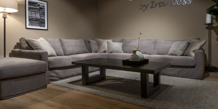 UrbanSofa Cambridge Casia Hoekbank Vancouver Taupe Rocco Salontafel X Poot Large Zwart Liggend 5 scaled e1638260218329