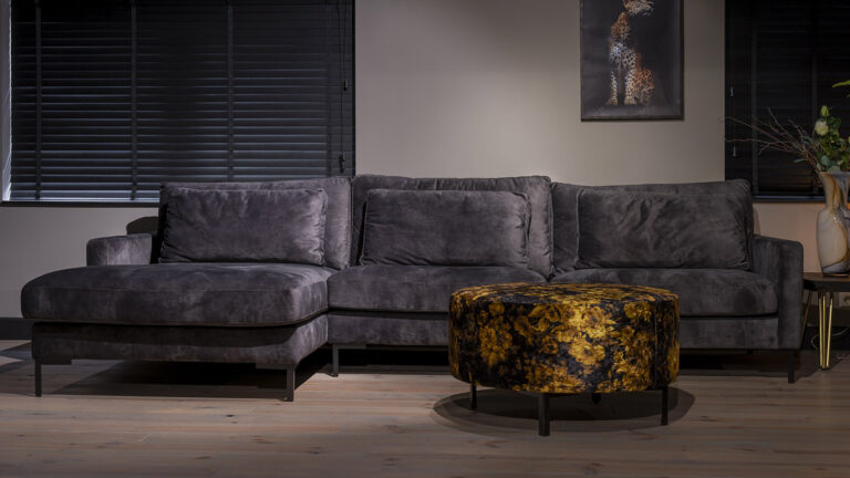 UrbanSofa-Gino-Casia-Loungebank-Sevilla-Antracite-Paris-Hocker-Shiny-Velvet-Golden-Angel-Liggend