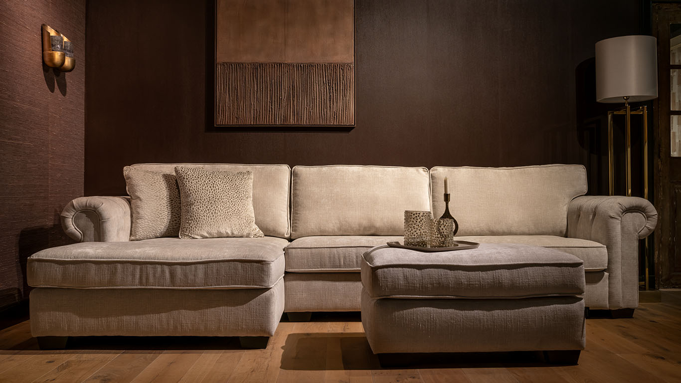 San Remo Loungebank in de stof Pallazo Sand met bijpassende San Remo Hocker.
