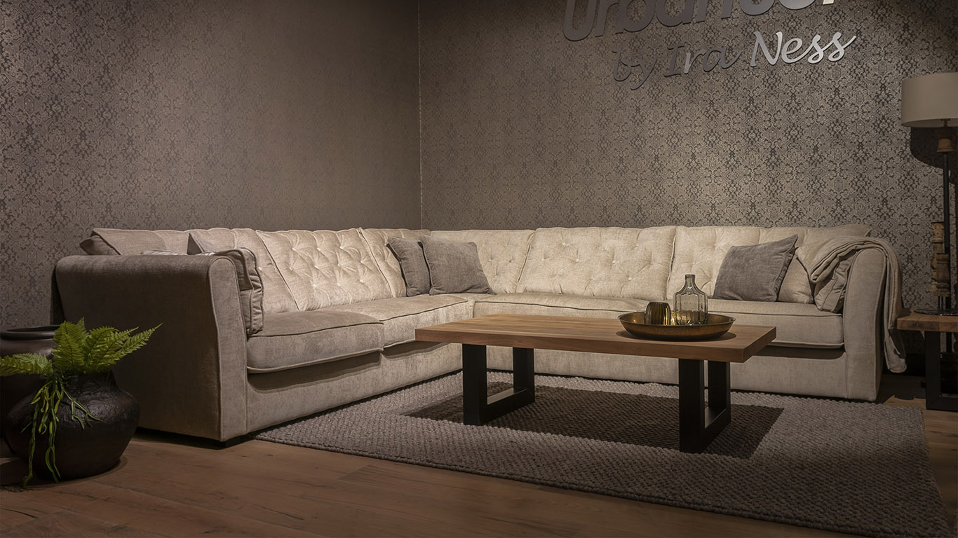 UrbanSofa Fiore Presto Hoekbank Belize Sand Rocco Salontafel U Poot Large Zwart Liggend scaled