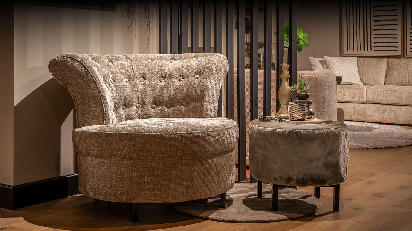 UrbanSofa Aspen fauteuil in Valencia Desert met Paris Hocker in Furly Sand 1