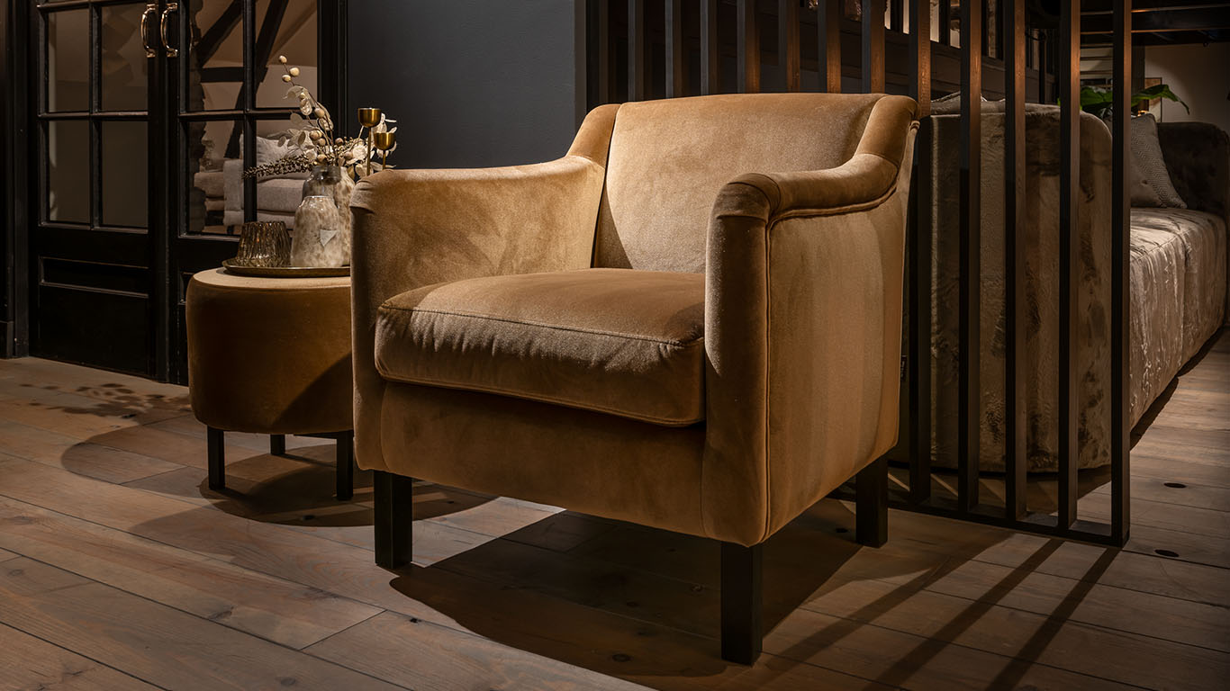 Luxe UrbanSofa Bella fauteuil in Catania Golden Sun stof met elegante Paris hocker