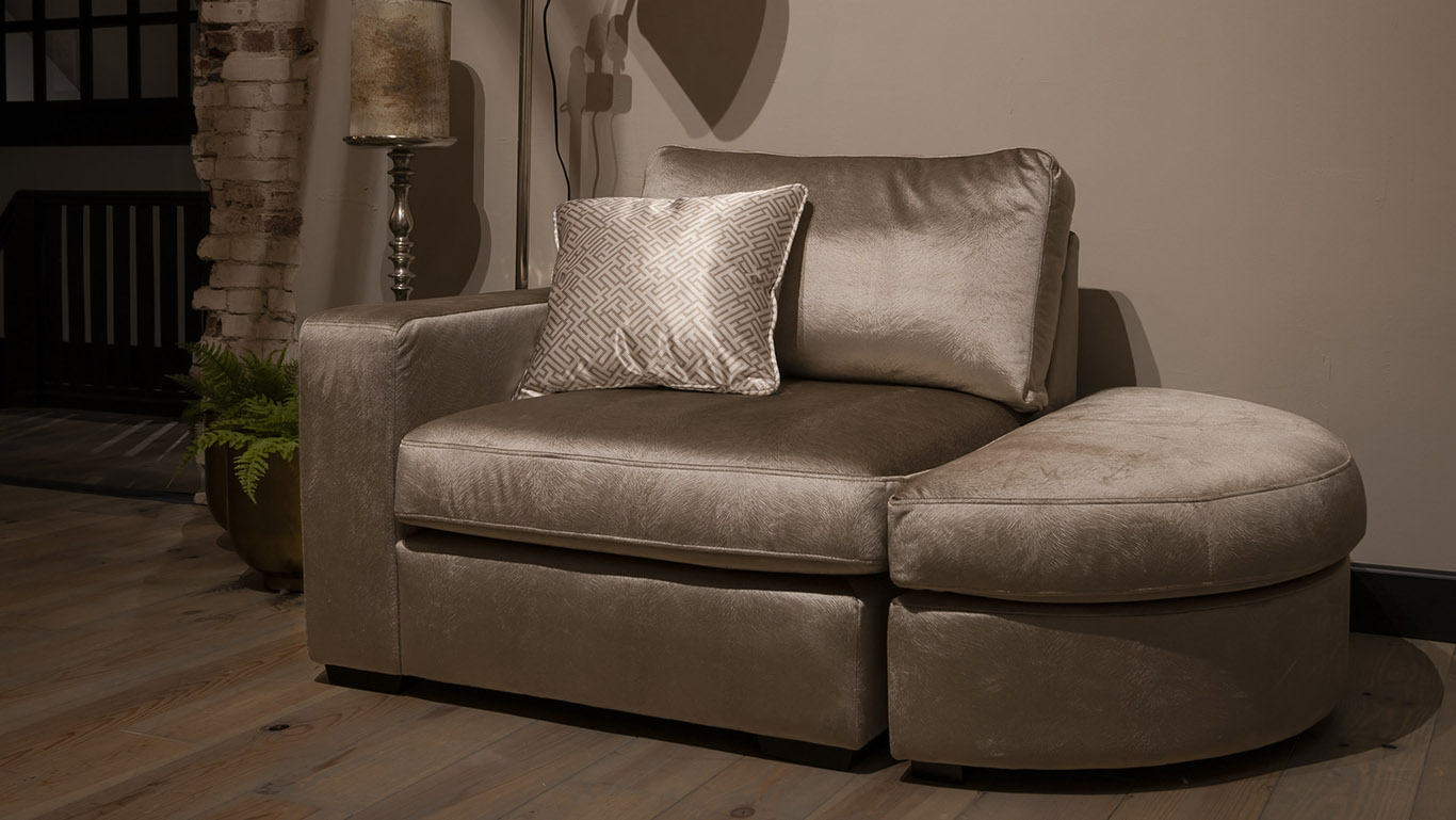 UrbanSofa Giorno Loveseat Met Ronde Hocker Bergamo Fur Silver Website 2