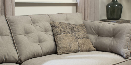 UrbanSofa-Goa-Patch-Taupe-Kussen-530x265