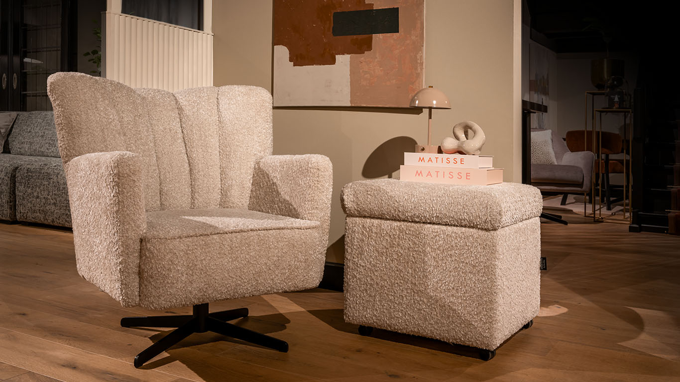 UrbanSofa Jazz fauteuil in Fullerton Nature en Bordeaux Hocker in Fullerton Sand 1
