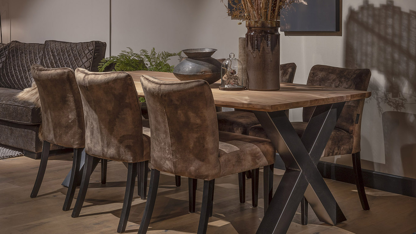 UrbanSofa Leeds Eetstoel Sevilla Brown Vitoria Eettafel X Poot Large Zwart Website 1