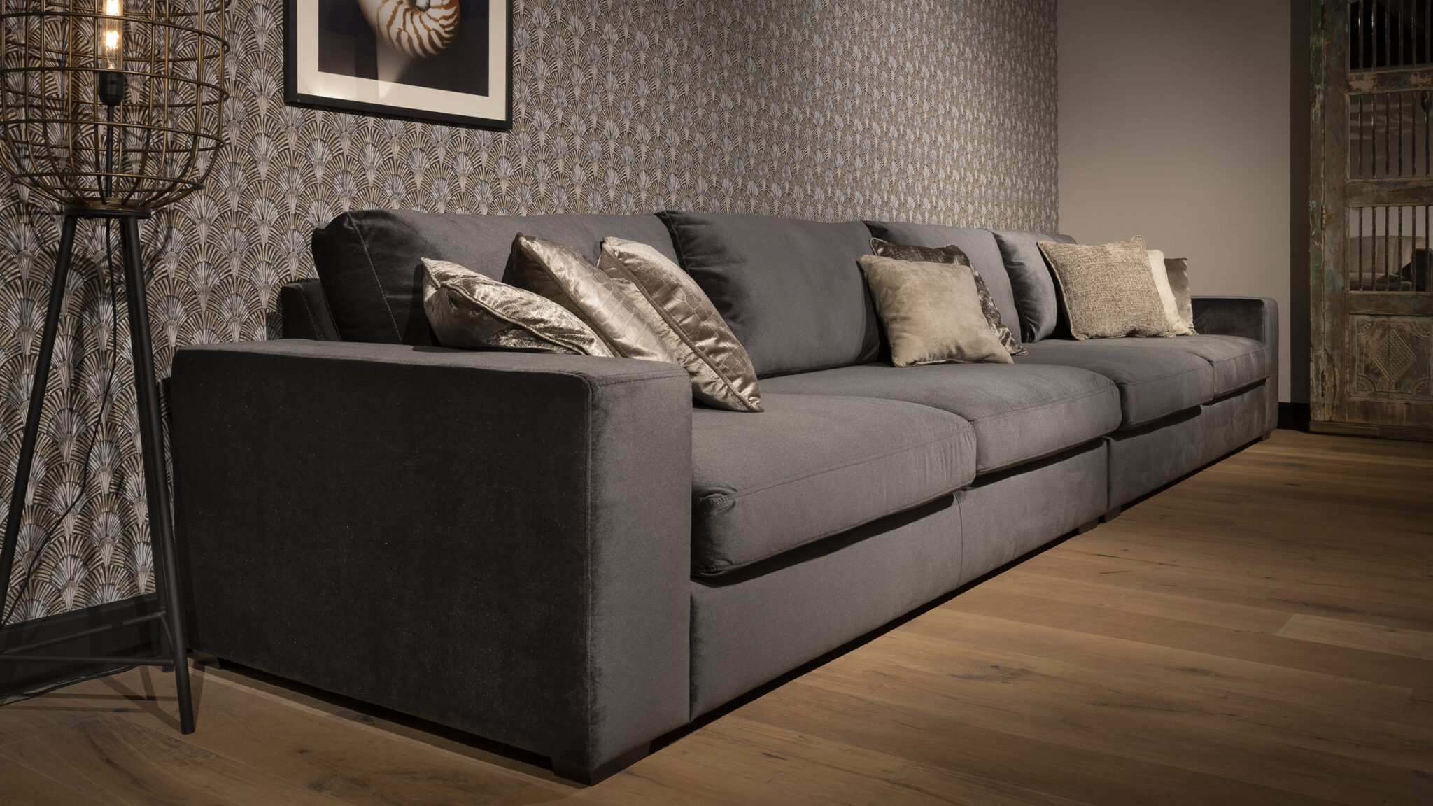 UrbanSofa Lorenzo Casia Sofa Catania Graphite Sfeer Website 1 scaled