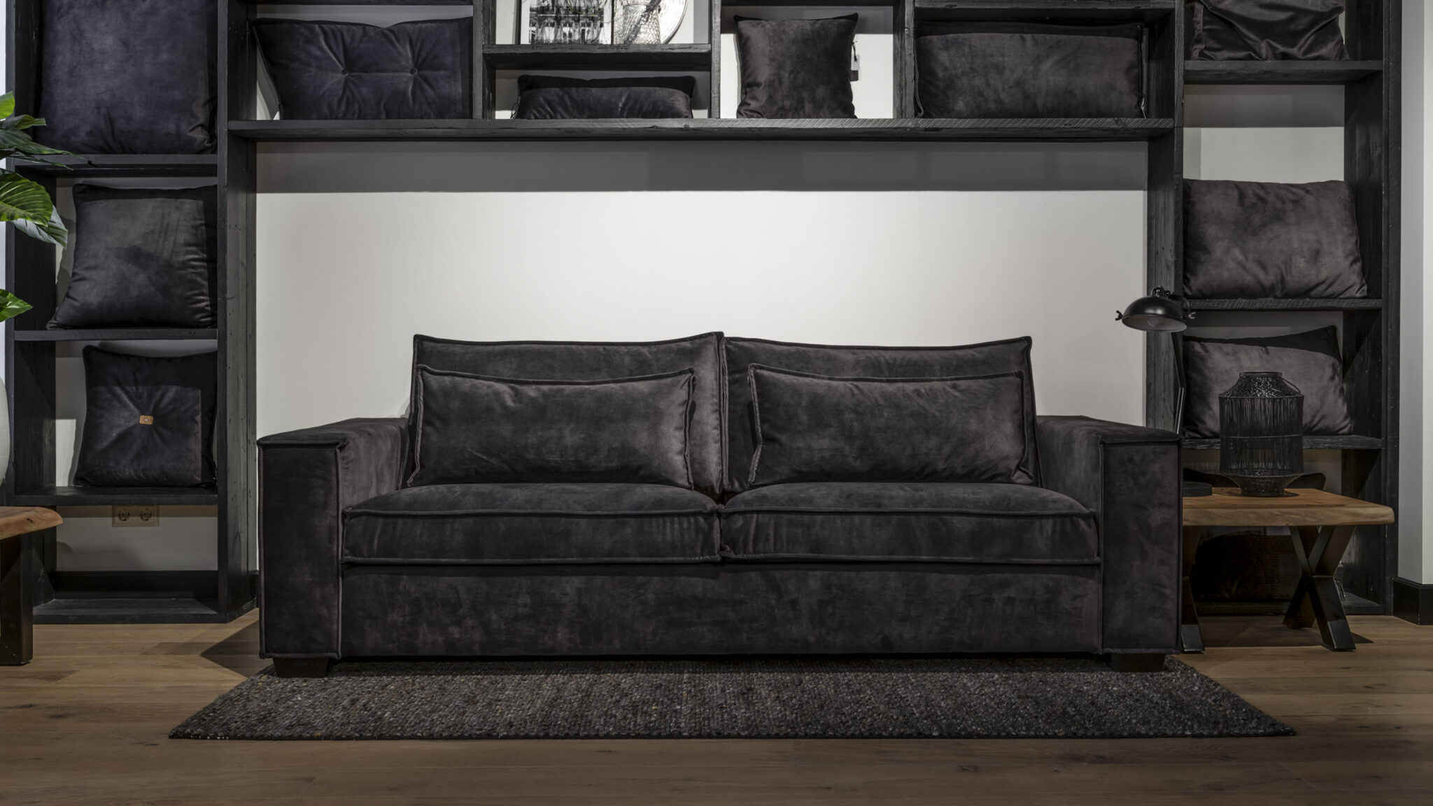 UrbanSofa Merano Casia Sofa Vienna Antracite Shantra Wool Pebbles Vloerkleed Website scaled