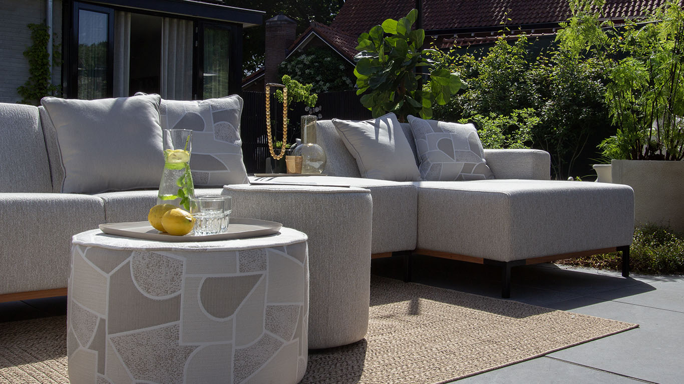 UrbanSofa Outdoor Marbella Hoekbank in Tundra Gypsum en Bellagio Poefen in Tundra Gypsum en Territory Alum detail 1 UrbanSofa Outdoor Marbella Hoekbank in Tundra Gypsum en Bellagio Poefen in Tundra Gypsum en Territory Alum detail 1