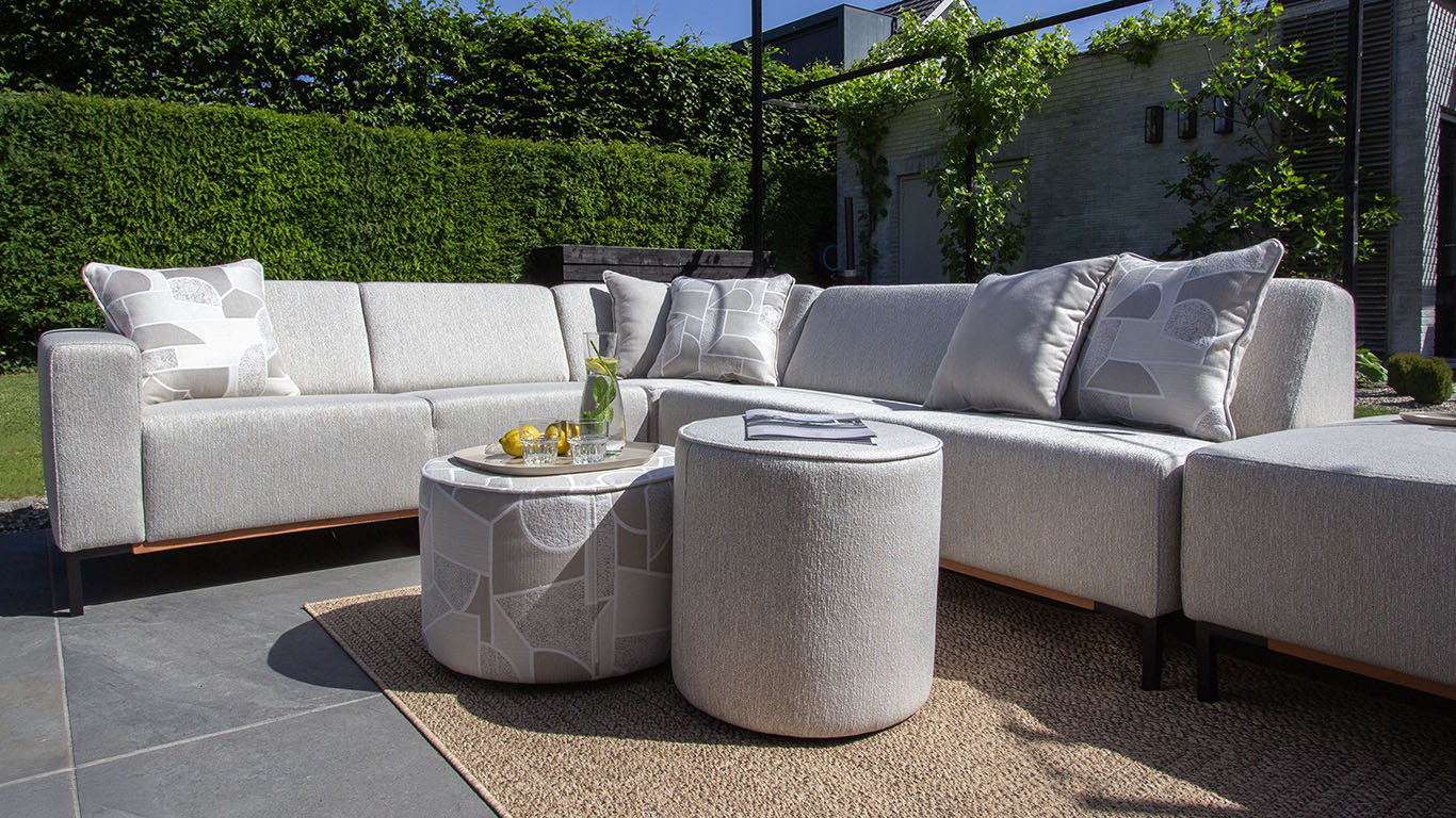 UrbanSofa Outdoor Marbella Hoekbank in Tundra Gypsum en Bellagio Poefen in Tundra Gypsum en Territory Alum detail 3 UrbanSofa Outdoor Marbella Hoekbank in Tundra Gypsum en Bellagio Poefen in Tundra Gypsum en Territory Alum detail 3