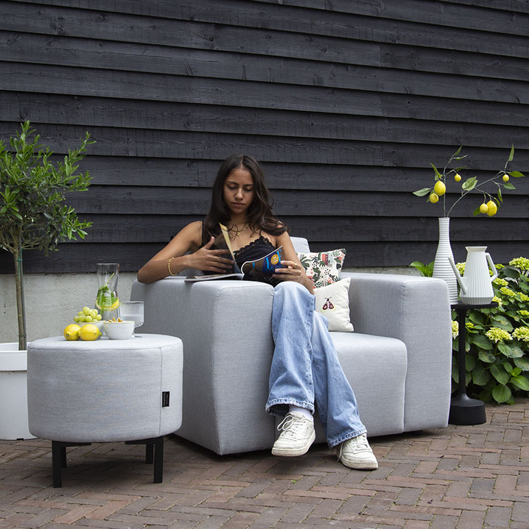 UrbanSofa Outdoor stoffen tuinbanken Provence Fauteuil Sunbrella Natte Grey Chine Tijdschrift Lezen Buiten Vierkant