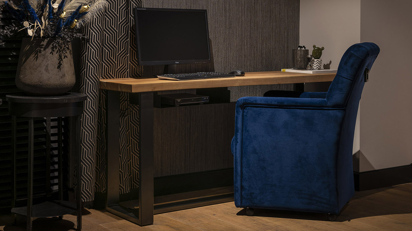 UrbanSofa Rocco Sidetable Toulouse Eetkamerfauteuil Napels Deep Ocean Website 1