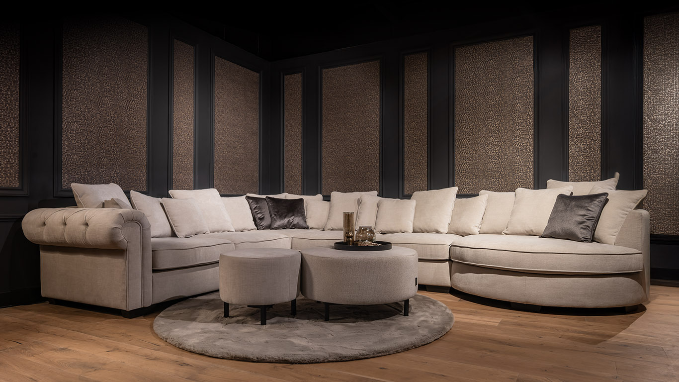 UrbanSofa San Remo Hoekbank met Ronde Lounge en Savanna Rugkussens in Palazzo Sand 1