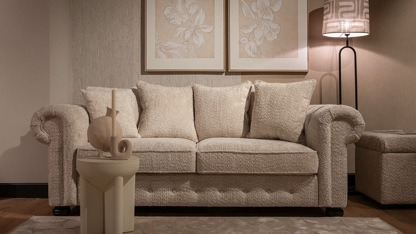 Chique San Remo Sofa in zachte en luxe stof Marino Nature met Vintage rugkussens