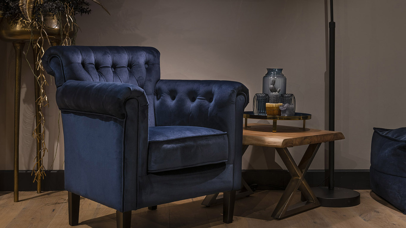 UrbanSofa Venetia Fauteuil Napels Dark Blue Live Edge Hoektafel X Poot Small Pure Steel Hunter Patch Napels Dark Blue Website