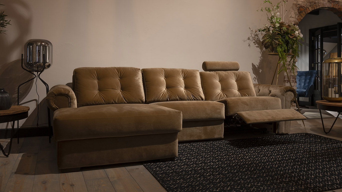 UrbanSofa Auxerre Presto Loungebank Arm R Catania Golden Sun TVmodus Mundra Gold Vloerkleed Website