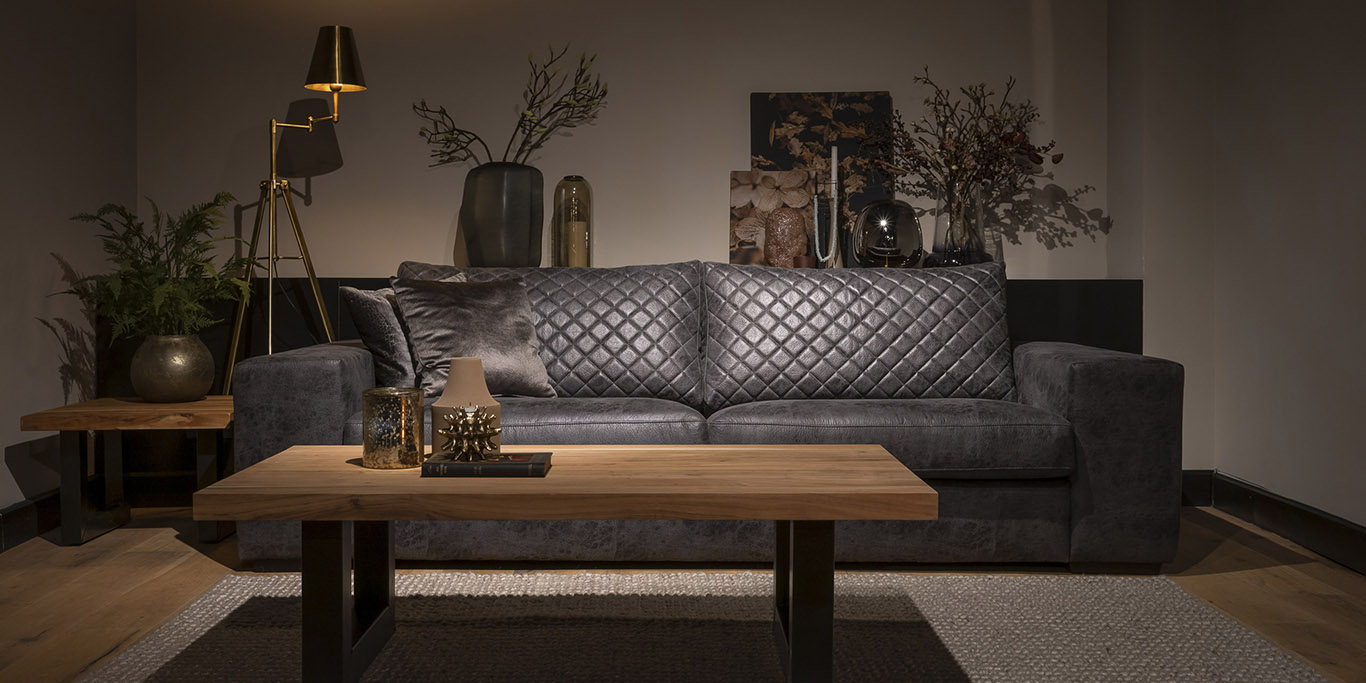 UrbanSofa Ailean Brooklyn Sofa Denver Antracite Rocco Salontafel Decokussens Sfeer Liggend