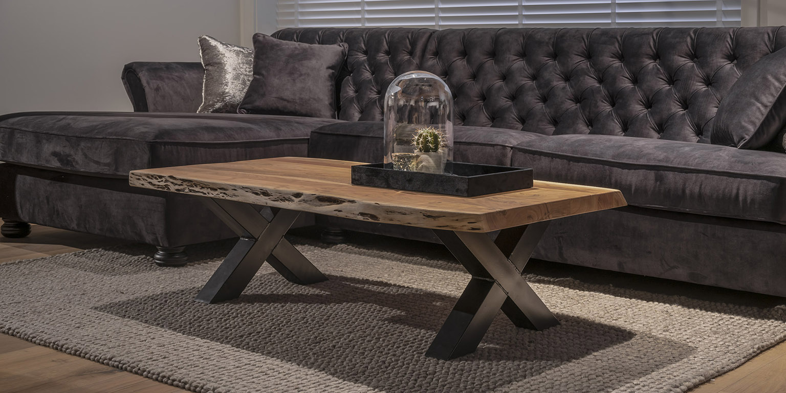 UrbanSofa Calmont Loungebank Vienna Antracite Live Edge Salontafel Shantra Wool Honeycomb Vloerkleed Sfeer Liggend