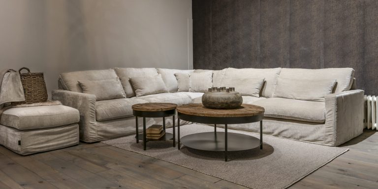 UrbanSofa Cambridge Casia Hoekbank Belize Sand Caro Salontafel Met Onderblad Shantra Wool Plain Vloerkleed Liggend 1 scaled e1637072405841