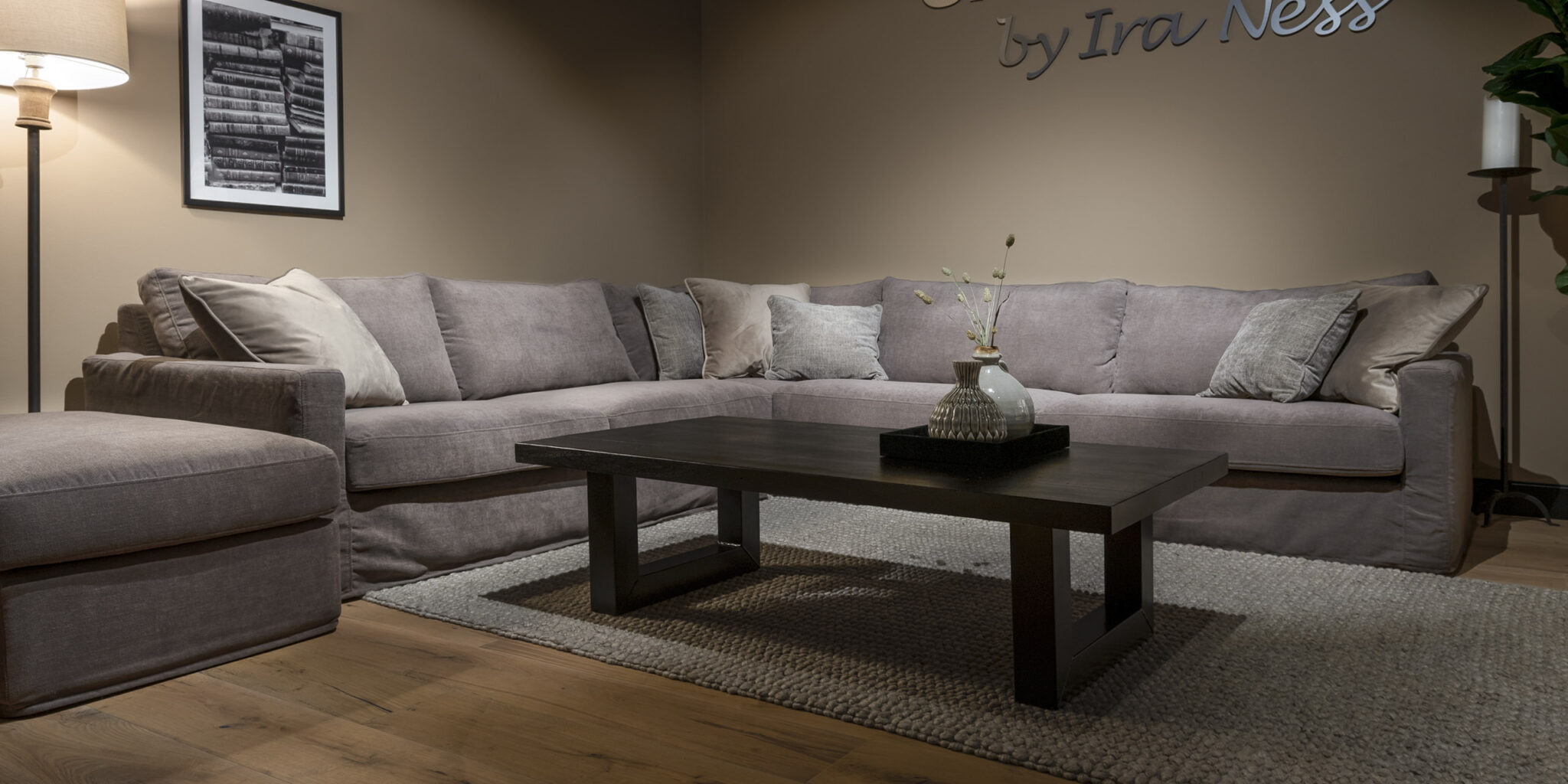 UrbanSofa Cambridge Casia Hoekbank Vancouver Taupe Rocco Salontafel X Poot Large Zwart Liggend 1 scaled e1637072642992