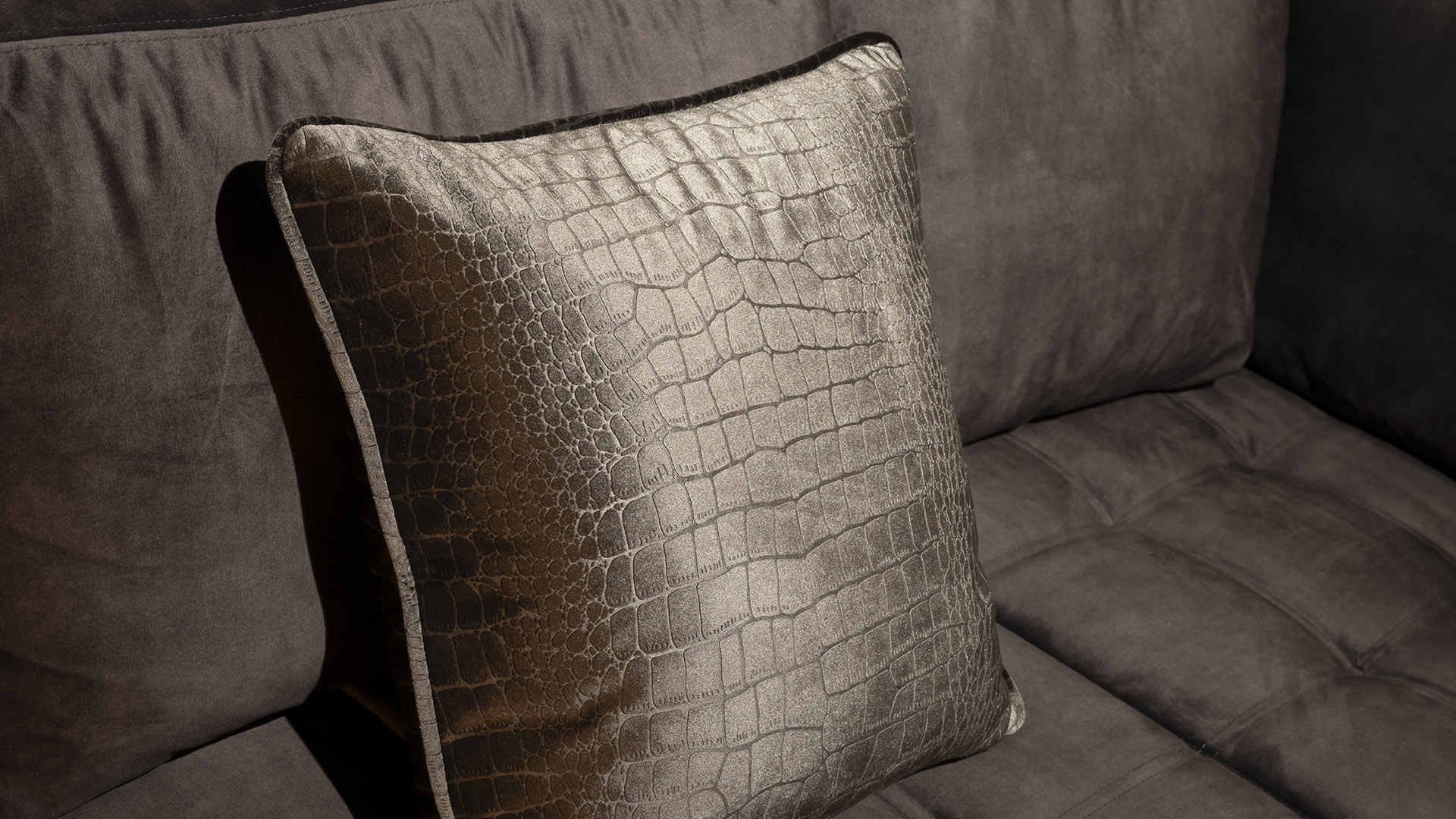 UrbanSofa Decokussen DP5 Bergamo Croco Taupe Website