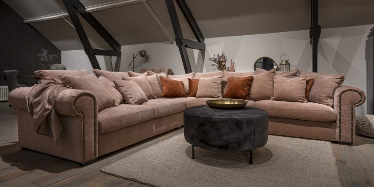 UrbanSofa Merlin Vintage Hoekbank Belize Rose Paris Hocker Vienna Antracite Shantra Wool Cables Vloerkleed Liggend 3 scaled e1637070861577