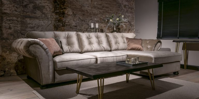 UrbanSofa Montreal Presto Loungebank Catania Grey Sfeer Liggend scaled e1637134679760