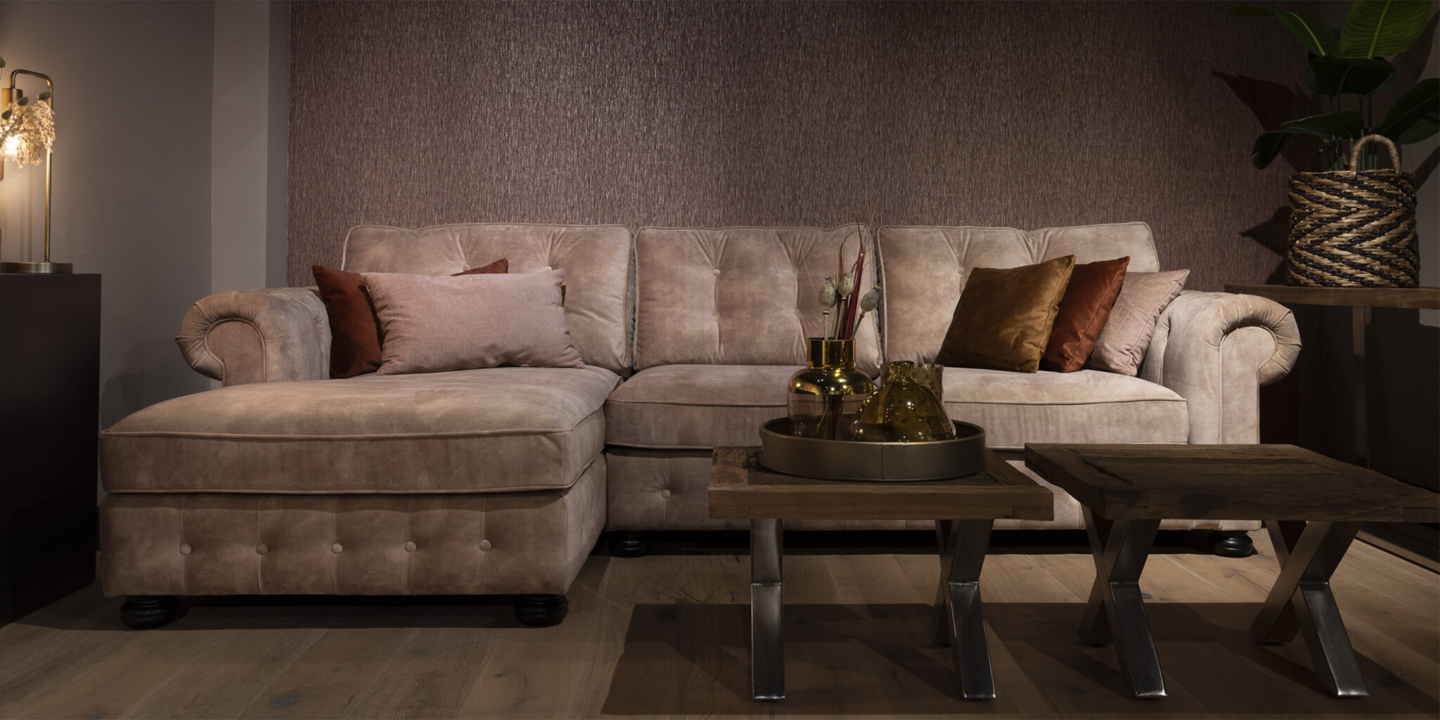 UrbanSofa San Remo Presto Loungebank Vienna Sand Burlington Salontafel X Poot Large Chroom Liggend 2 scaled 1