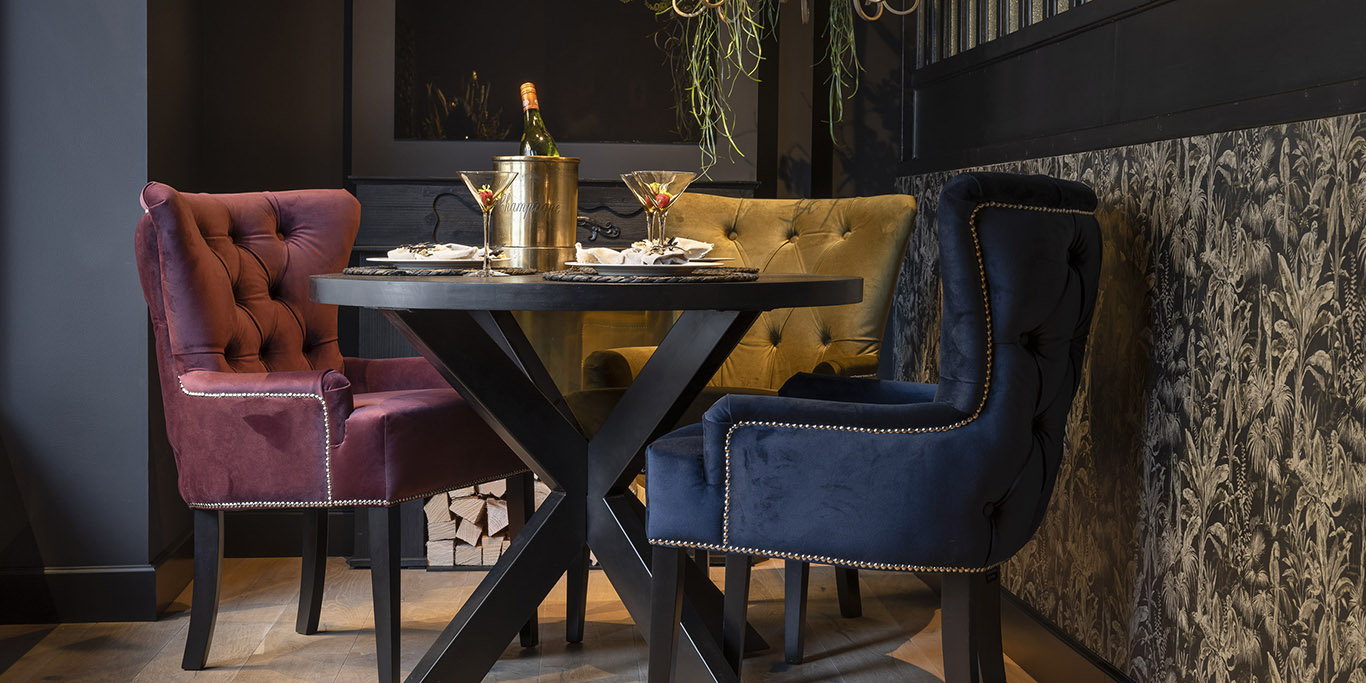 UrbanSofa Amy Eetstoel Napels Bordeaux Dark Blue Olive Robin Eettafel Rond Spinpoot Zwart Liggend