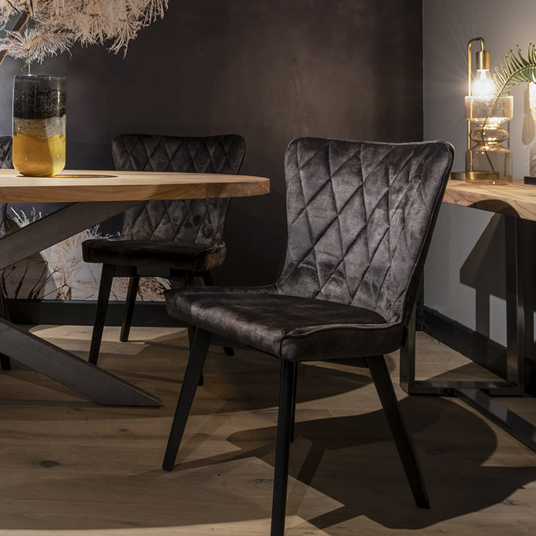 UrbanSofa Lewis Eetkamerstoel Sevilla Dark Brown Romy Eettafel Spinpoot Pure Steel Vierkant