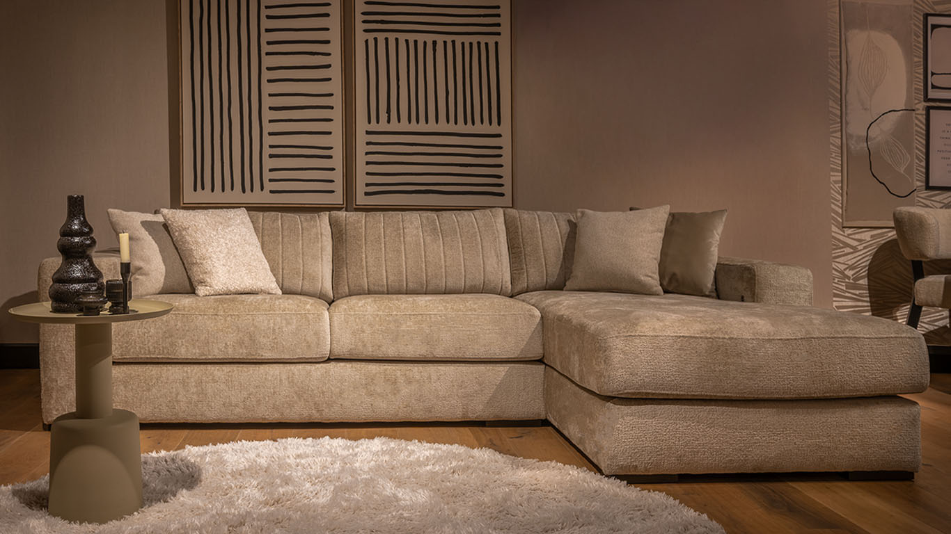 UrbanSofa Carl Loungebank met Manhattan Rugkussen in Eden Sand 3