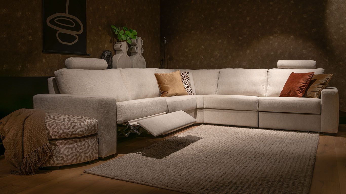 UrbanSofa witte hoekbank met elektrisch recliner element