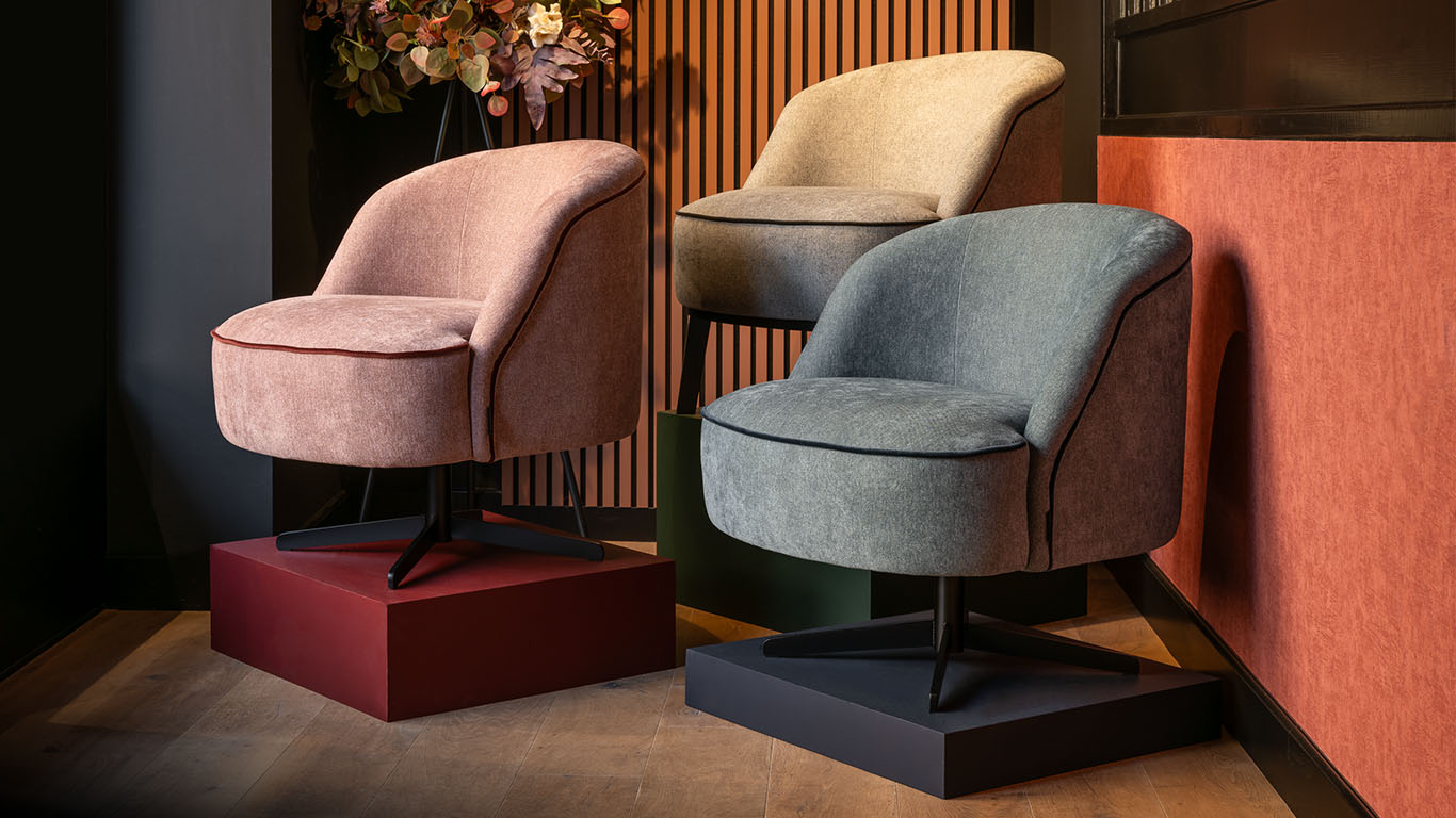 Fleur Fauteuil in de stoffen Coventry Blush, Coventry Stone en Coventry Ocean, beschikbaar in diverse opties.