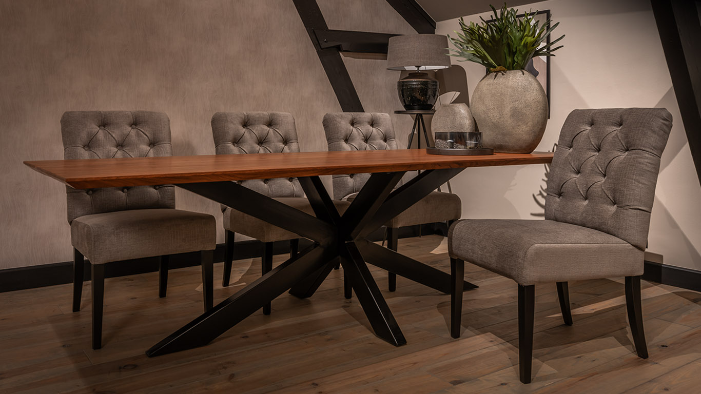 UrbanSofa Milou eetkamerfauteuils in Palazzo Liver en Bruuts Rechte eettafel met Verjongde rand met Spintpoot metaal 2