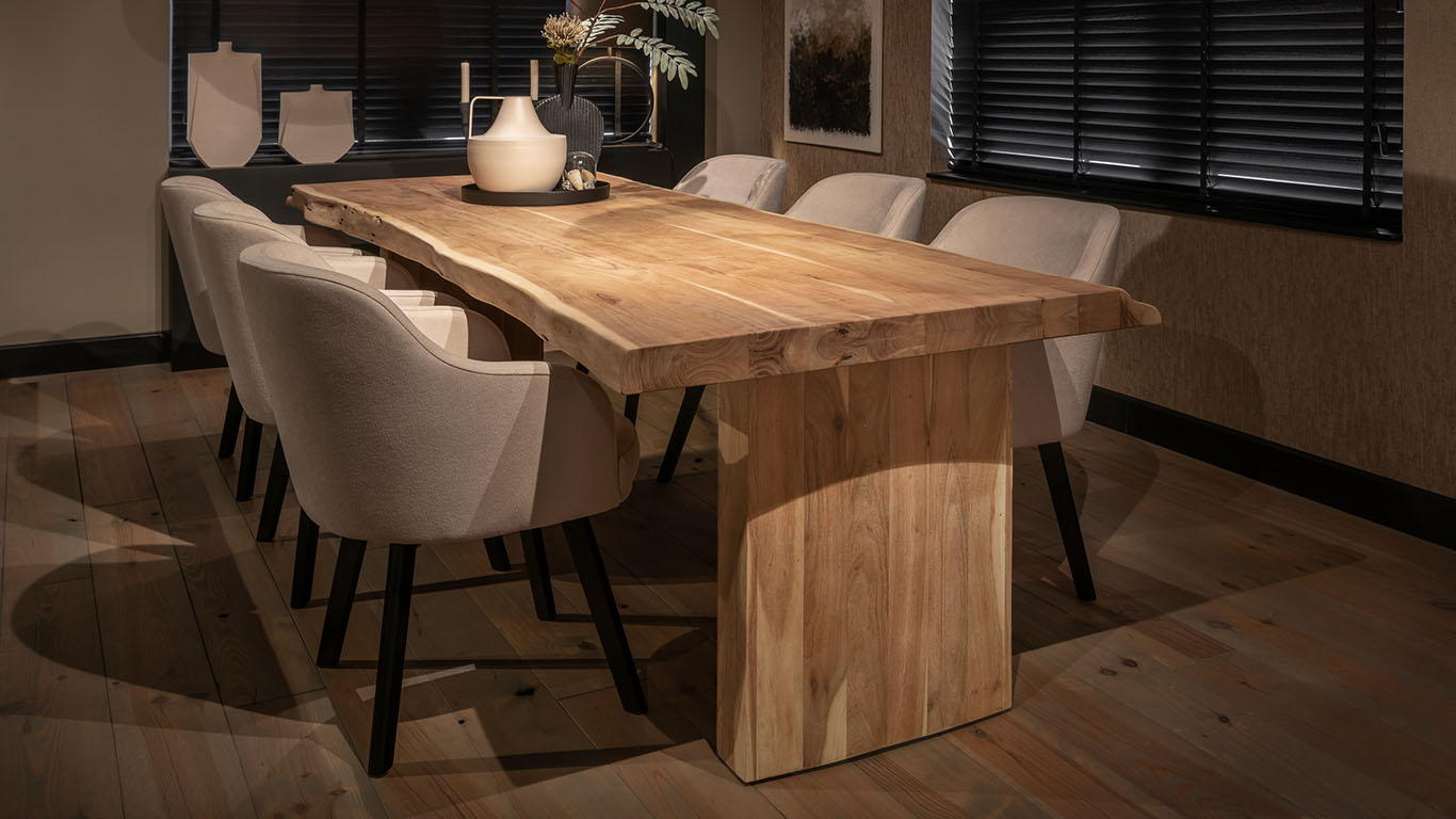 Robuuste boomstamtafel van Bruuts Woodbury Live Edge met massief houten onderstel