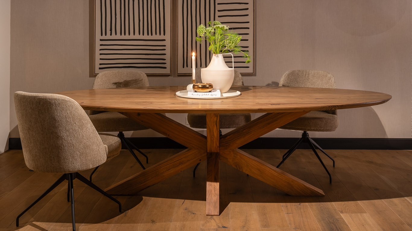 Bruuts eettafel Ovaal Verjongde Rand met Houten Spinpoot UrbanSofa Evan eetkamerstoel in warme Monti Sand stof website