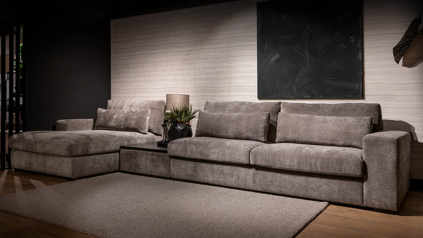 UrbanSofa grote donkergrijze loungebank gecombineerd met hocker met zwart tafelblad