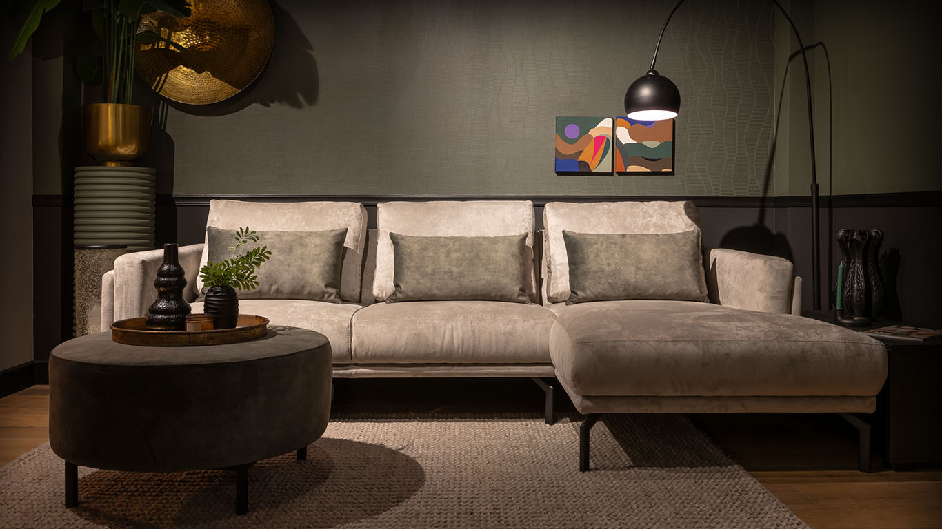 Smaakvolle Vigo loungebank van UrbanSofa met Casia rugkussens in de Belmonte Silver stof, gecombineerd met multifunctionele Paris Hocker, gebruikt als salontafel