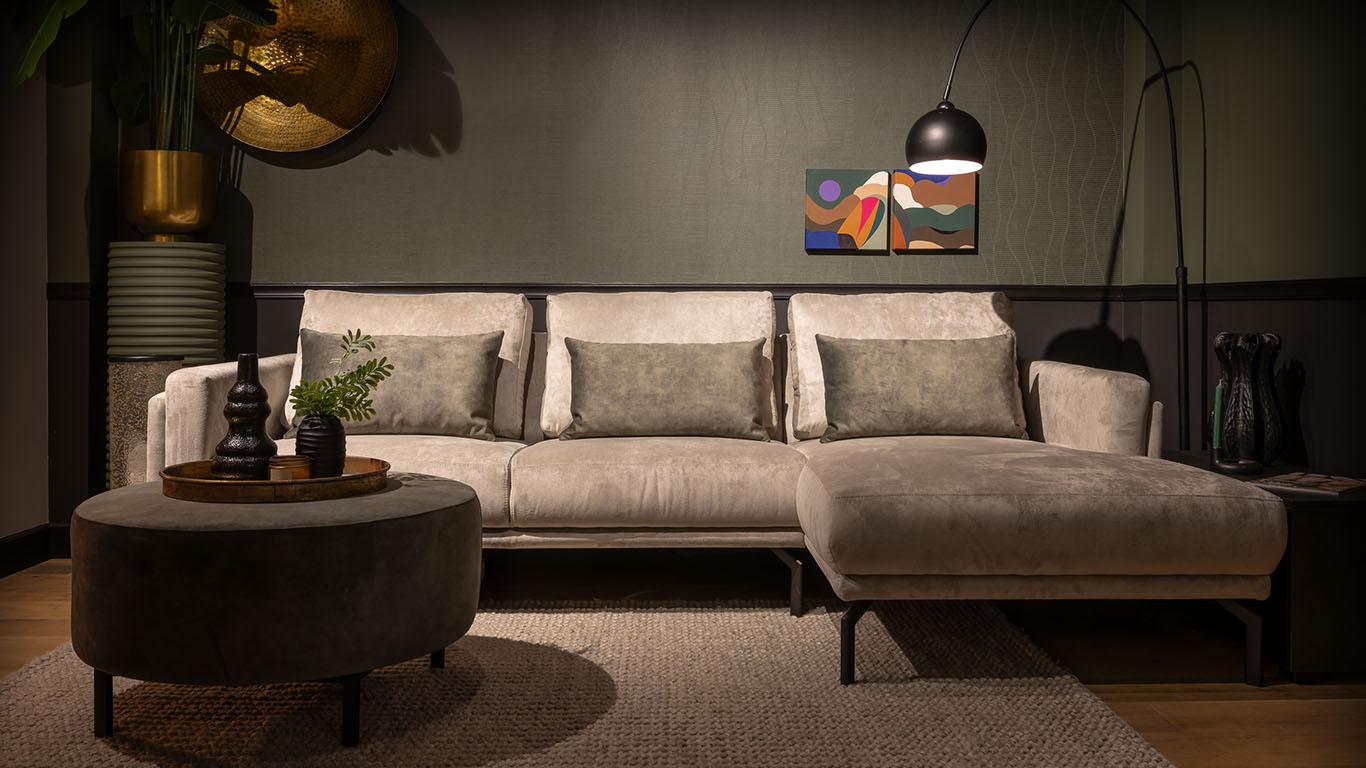 UrbanSofa Vigo Loungebank met Casia rugkussen in de stof Belmonte Silver met Paris Hocker als salontafel