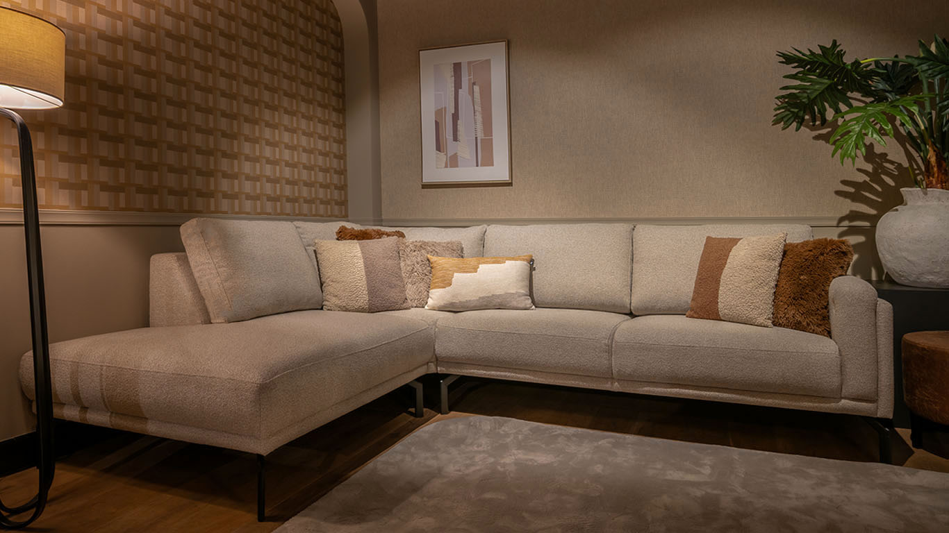 UrbanSofa Vigo Hoekbank in Turijn Sand met Paris Hocker in Prescott Eco Leder Cognac 3