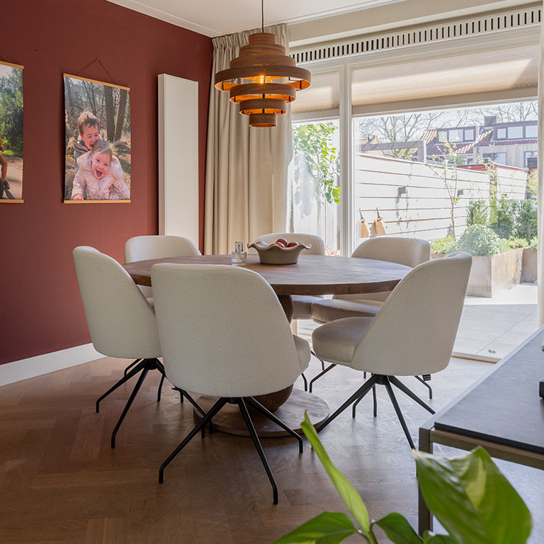 Bruuts eettafel Robin rond met prachtige bolpoot en een rustieke kleurbehandeling