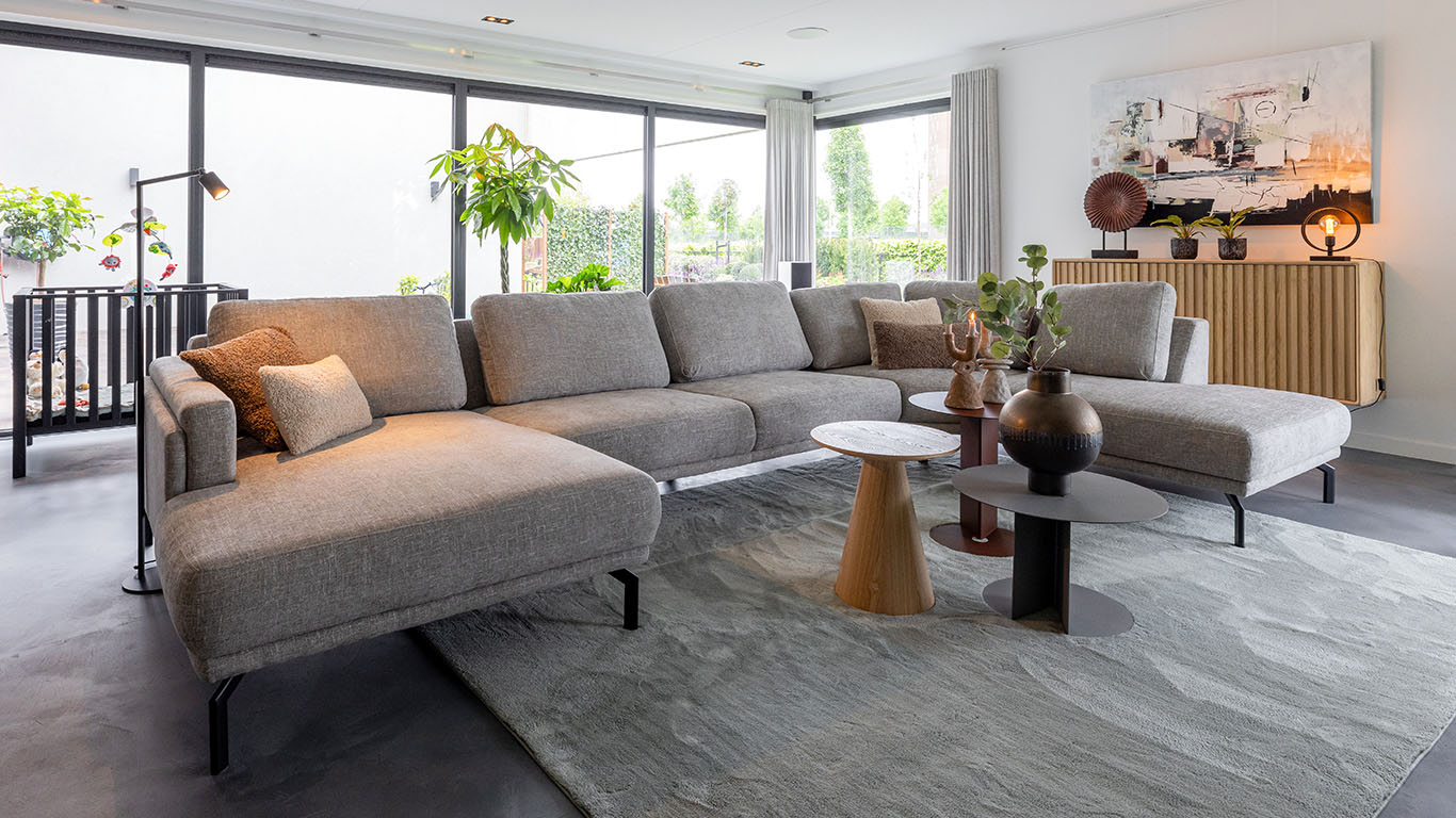 grijze U-hoekbank Vigo van UrbanSofa in de Marseille Stone stof