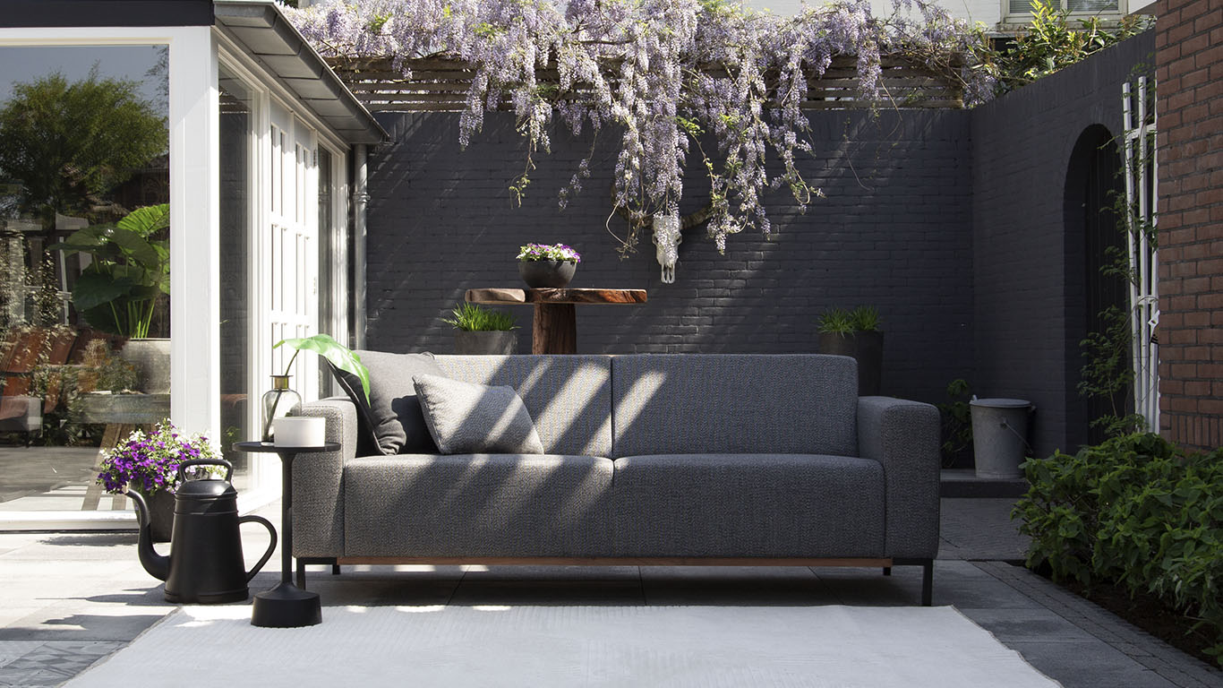 UrbanSofa Outdoor stoffen Marbella Sofa in Sunbrella Savana Tornado, ideaal voor stijlvolle buitenruimtes.
