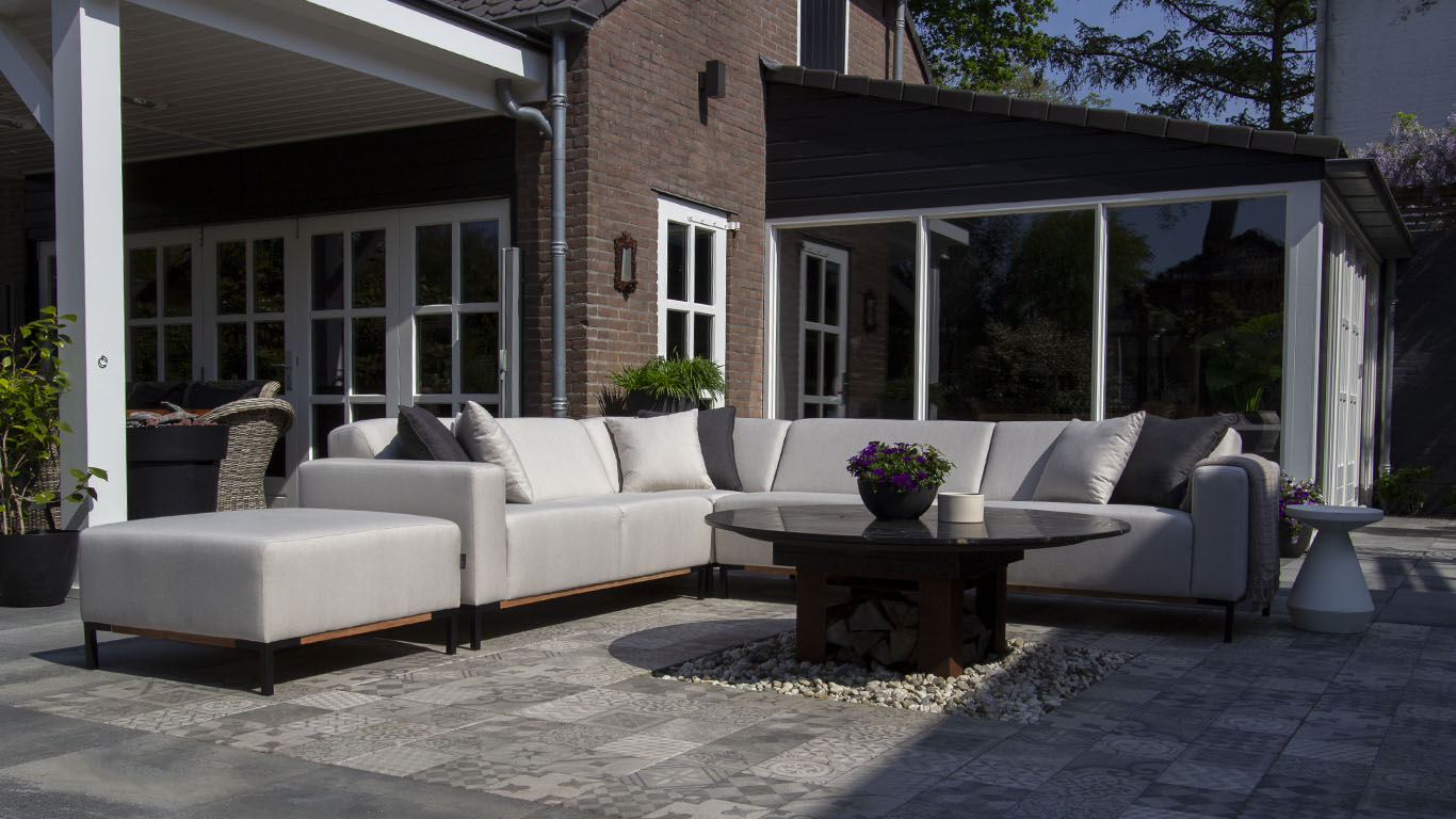 UrbanSofa Outdoor stoffen tuinbank Marbelle Hoekbank en Hocker in Sunbrella Natte Linen Chalk, perfect voor chique buitenruimtes.