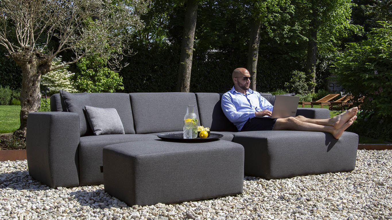 UrbanSofa Outdoor stoffen tuinbank Provence Loungebank en Hocker in Sunbrella Natte Scoty, ideaal om comfortabel buiten te werken op je laptop